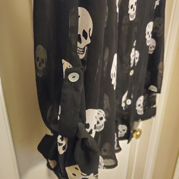 Sheer skull button down - Picture 3 of 4